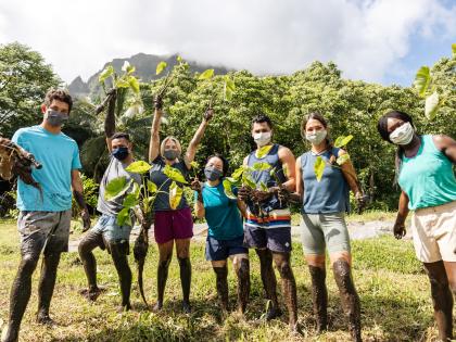 Group of young adults after visiting a kalo patch
